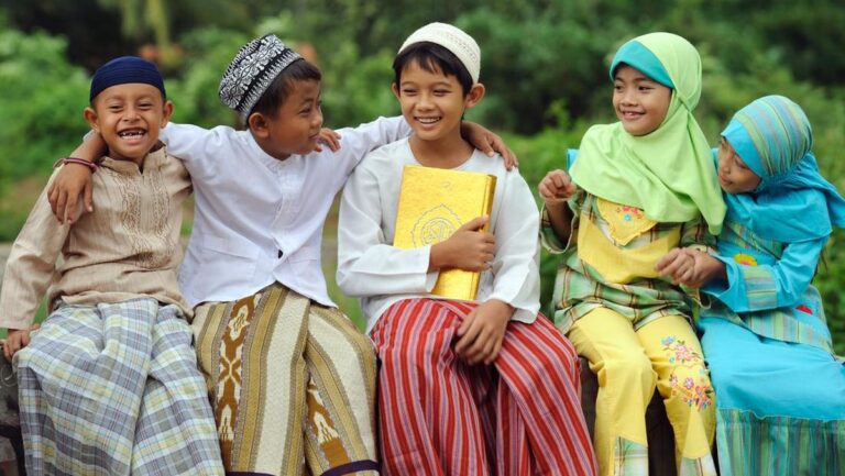 Mengajarkan Anak Adab Islami dalam Berteman